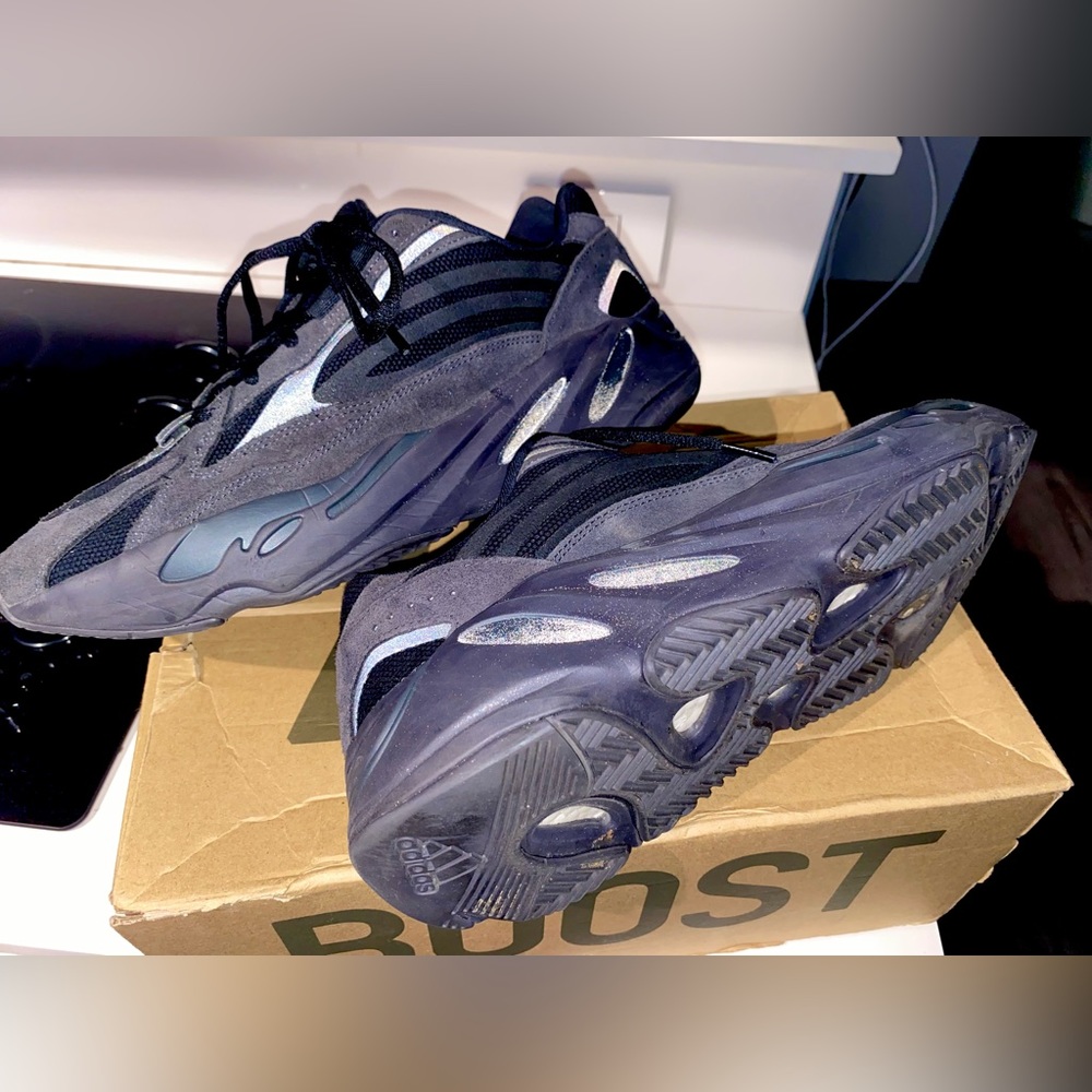 YEEZY BOOST 700 V2 BLACK SUEDE REFLECTIVE 100% AUTHENTIC MENS US 12